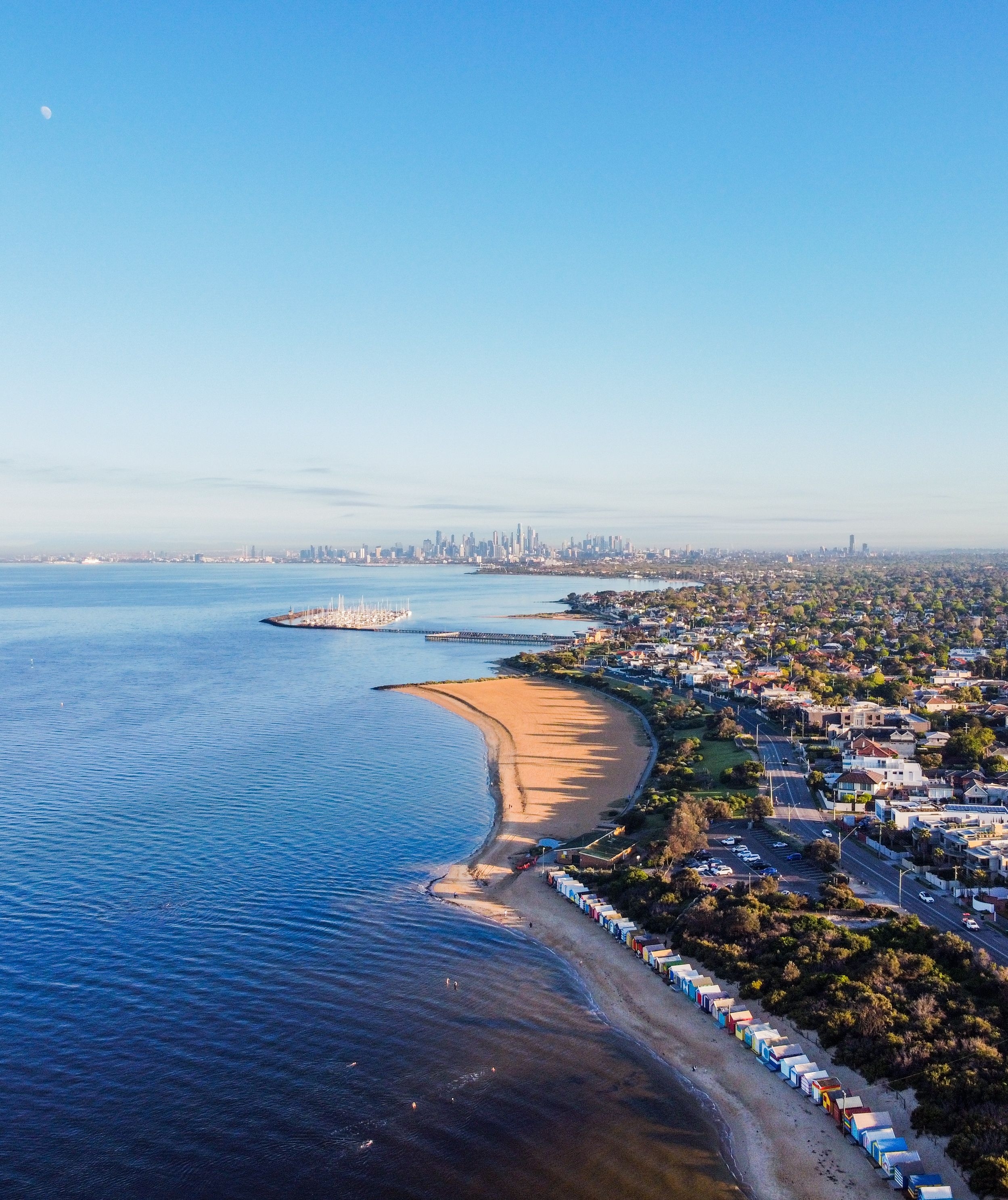 Brighton,Beach,Boxes,And,Melbourne,Skyline,At,Sunrise